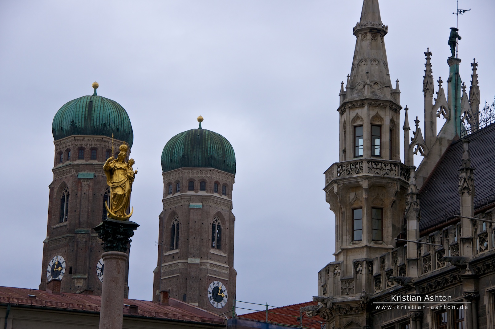 Die Frauenkirche und das Münchner Rathaus