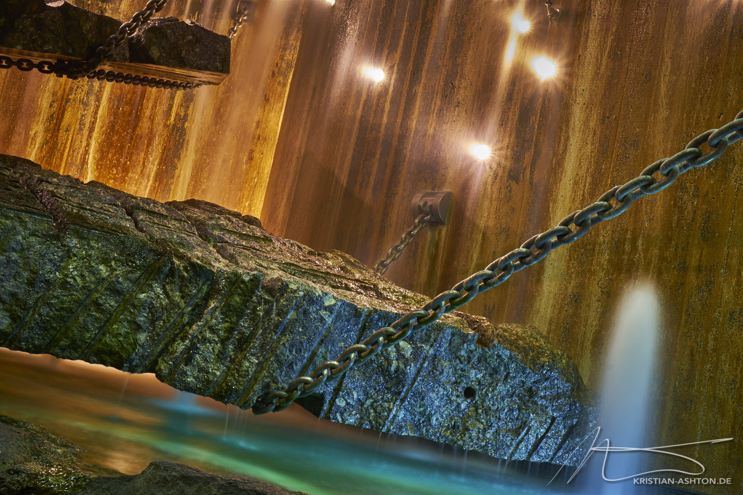 Brunnen vor dem ehemaligen Fried­richs­bau Va­rieté in der Börsenstraße